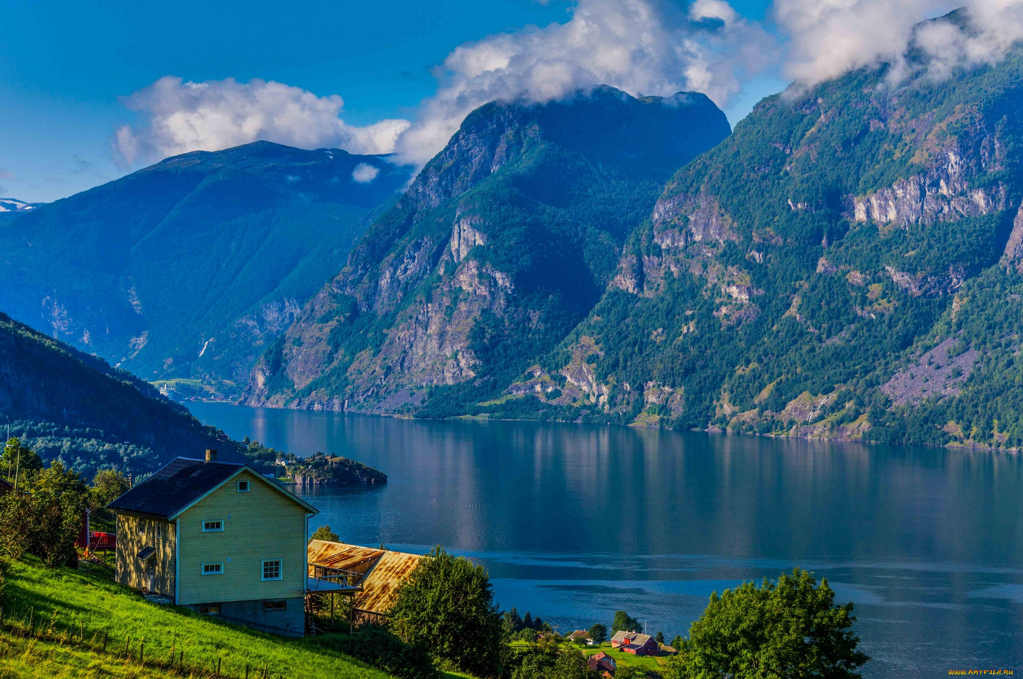 Горы домики озеро. Швейцария фьорды. Фирвальдштетское озеро. Норвегия дом у горного озера. Швейцария и Норвегия.